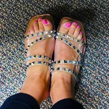 мода 2024 Летние тапочки с заклепками Высококачественные дизайнерские нескользящие деревянные плоские женские сандалии Удобные роскошные прозрачные модные 6 коричневый