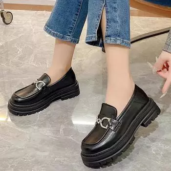 мода 2024 Весна и осень Модные женские мокасины Однотонные круглые носки на низком каблуке Повседневные металлические украшения Блестящие женские туфли 35