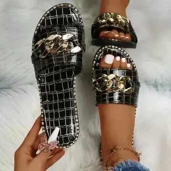 Мода 2024 Женские тапочки Новые летние модные сандалии на плоской подошве Европейские женские пляжные шлепанцы с металлической цепочкой большого размера 43 35 белый