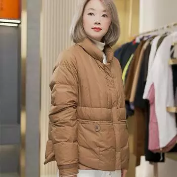 МОДА 2024 зима новая корейская версия свободная мода белый утиный пух маленький воротник стойка средний тонкий пух женский короткий зимний модный Одежда M темно-коричневого