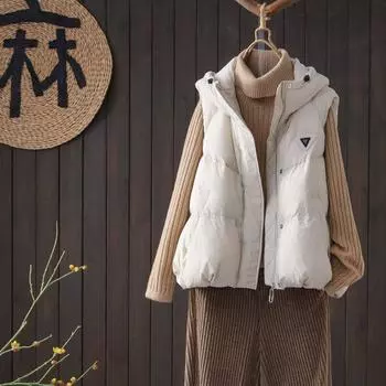 МОДА 2024 зимний пуховый жилет женский корейский вариант свободный с капюшоном внешний жилет утолщенный теплый короткий Одежда one size fits all чёрный