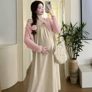 Мода для беременных осень 2024: Шелковистое свободное платье-слинг и ажурный кардиган Large