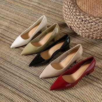 мода лакированная кожа женские туфли-лодочки на низком квадратном каблуке туфли-лодочки с острым носком туфли для дам свадебные туфли с острым носком на широком каблуке женские 34 бежевый