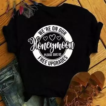 Мода Мы в медовый месяц Пожалуйста, дайте нам бесплатные обновления Футболки с принтом Женская футболка в стиле ретро Мы в медовый месяц M чёрный