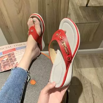 мода Новые женские тапочки Летние шлепанцы на танкетке с металлическими пуговицами Туфли Пляжные сандалии на танкетке Женские уличные тапочки на платформе Шлепанцы 35 бежевый