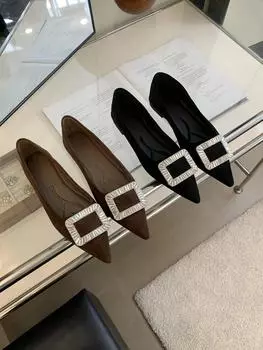 мода остроносые женские лоферы модные уличные туфли мюли туфли на низком плоском каблуке со стразами пряжка коричневые черные осенне-зимние лоферы мюли 5.5 чёрный