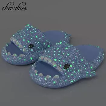 мода Shevalues Starry Shark Тапочки женские летние новые ночные легкие толстые шлепанцы Shark на платформе мужские уличные женские пляжные шлепанцы 2024 40-41(24.5-25cm) синий