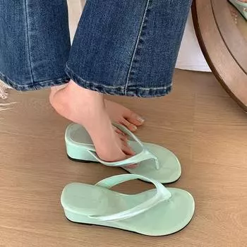 Мода темперамент Интернет знаменитости взрыв шлепанцы на толстой подошве женские 2025 новая летняя одежда усиливающая нескользящие классные тапочки 35 чёрный