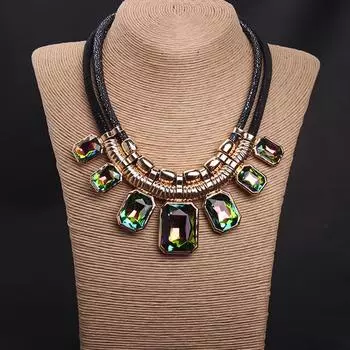 Мода, веревка из кристаллов и крупных драгоценных камней, короткое ожерелье на ключицу, преувеличенные женские украшения