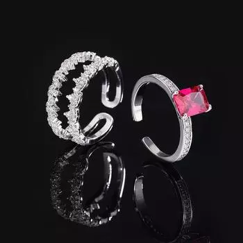 Модель Caibao, прямоугольное открытое кольцо с двумя камнями, рубиновым красным корундом, розовыми бриллиантами и изумрудом.