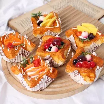 Модель фруктового кекса - небольшой квадратный искусственный торт для демонстрации на десертном столе