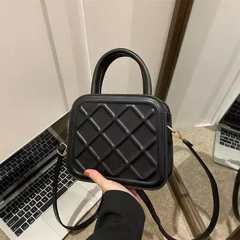 Модная иностранная ромбовидная сумка из искусственной кожи, простая и универсальная, однотонная, маленькая квадратная сумка, женская сумка, нишевый дизайн, одно плечо, переносная сумка с косым креплением чёрный