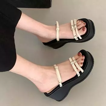 Модная интернет-знаменитость с юбкой на толстой подошве, увеличивающей рост, тапочки, женская летняя одежда 2025 года, новые высококачественные супер-огненные сандалии с одним словом 35 чёрный