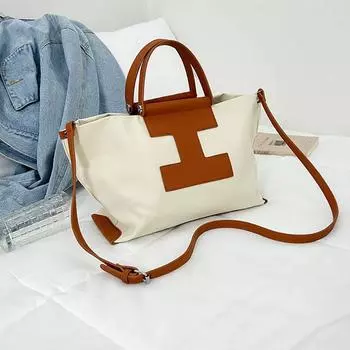 Модная контрастная цветная сумка с вставками. Вместительная сумка для отдыха в форме буквы I. Модная и универсальная сумка для ношения на себе или на работе.