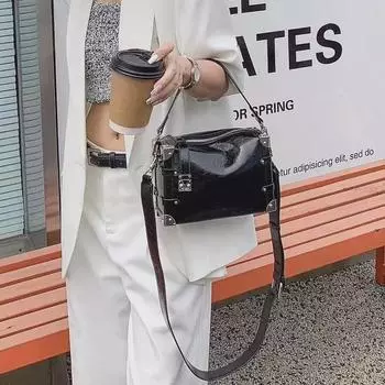 Модная квадратная сумка из вощеной коровьей кожи 2024 года — нишевый дизайн с широким ремешком чёрный