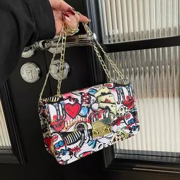 Модная маленькая квадратная сумка на одно плечо с принтом для женщин в 2024 году, новая универсальная женская сумка с граффити, сумка через плечо с цепочкой в корейском стиле