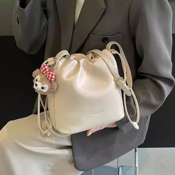 Модная маленькая женская сумка этого года в 2024 году, новая универсальная сумка через плечо в западном стиле, модная сумка-ведро на одно плечо под мышками.