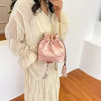 Модная маленькая женская сумка с ромбовидной цепочкой 2024 года, новая весенне-летняя сумка-ведро с бахромой, сумка-мессенджер для поездок на работу