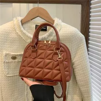 Модная модная маленькая квадратная сумка на одно плечо, текстурированная сумка в стиле ретро, женская простая и персонализированная ручная сумка через плечо one size чёрный