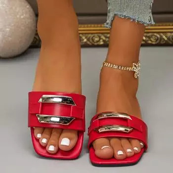 Модная обувь 2024 года, женские тапочки больших размеров, горячая распродажа, повседневные тапочки, женские тапочки с металлическим украшением, квадратный носок, плоская подошва с женскими сандалиями 35 красный