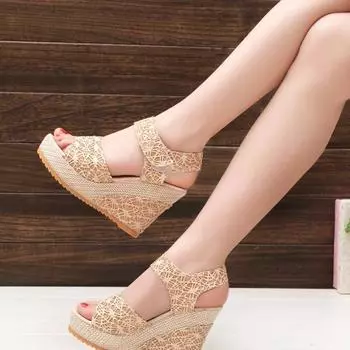 Модная обувь для женщин 2024 года, горячая распродажа, туфли Fish Mouth, женские сандалии, модные повседневные сандалии с пряжкой на ремешке, женские новые однотонные босоножки на танкетке 34 чёрный