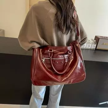 Модная плиссированная сумка-тоут для женщин 2024 года, новая корейская версия простой повседневной сумки через плечо большой вместимости для поездок на работу бежевый