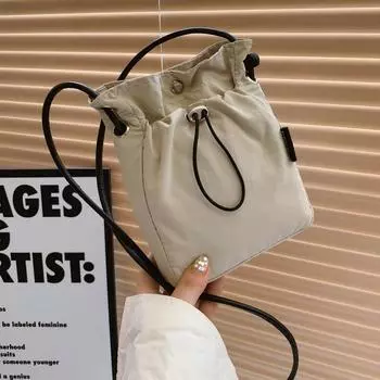 Модная повседневная сумка-мессенджер для переноски, новая простая модная сумка для мобильного телефона, женская 2024 года, японская и корейская литературная и легкая сумка чёрный