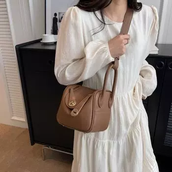 Модная сумка через плечо с текстурой и нишевым дизайном 2024 года, новая женская сумка через плечо большой емкости чёрный