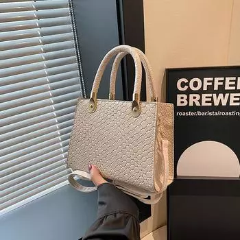 Модная текстура портативная маленькая женская сумка 2024 года новая весенняя популярная маленькая квадратная сумка ощущение пригородной сумки через плечо чёрный