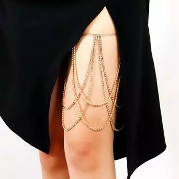 Модная уличная фотография, сексуальная личность, стиль ночного клуба, красивые ноги, цепочка на теле, многослойные ноги со стразами золотой