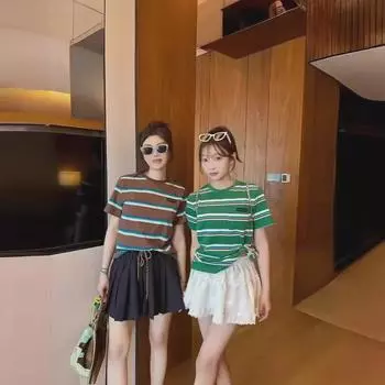 «Модная женская футболка в контрастную полоску с нашивкой в виде буквы 2024 года. Весна/Лето» Medium