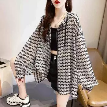 Модная женская солнцезащитная одежда с капюшоном из ледяного шелка, летняя тонкая дышащая полосатая солнцезащитная куртка, свободная повседневная куртка S чёрный