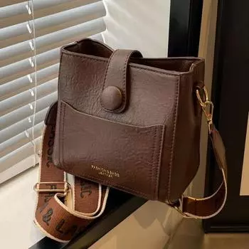 Модная женская сумка через плечо на одно плечо в стиле ретро с нишевым дизайном. Зима 2023 года. Новая текстурированная и стильная сумка-ведро для поездок на работу.