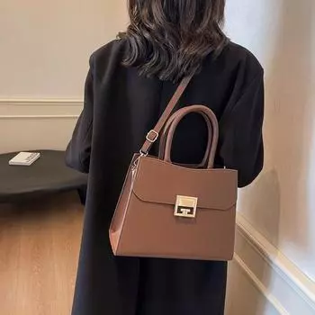 Модная женская сумка иностранного производства 2024 года, осень-зима, новая простая и универсальная маленькая квадратная сумка, нишевая сумка-мессенджер высокого класса чёрный