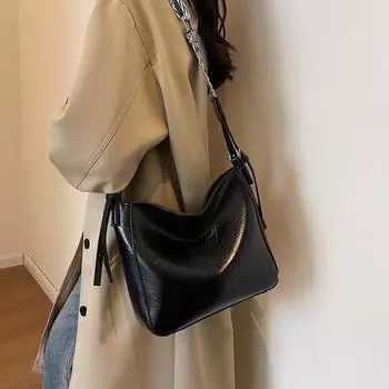Модная женская сумка, сумка-мешок, женская новая модная летняя сумка через плечо большой емкости 2023, простая и универсальная сумка через плечо чёрный