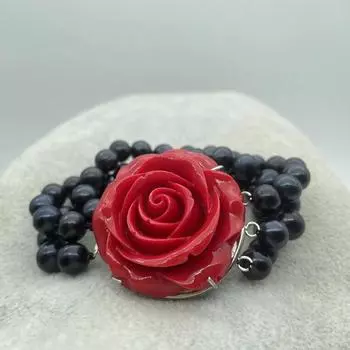 Модное 3-рядное колье из черного натурального жемчуга 7-8 с застежками в виде красного цветка.