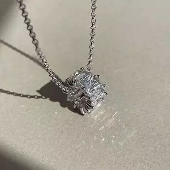 Модное геометрическое круглое колье с подвеской в виде кубического сахара и циркония с бриллиантами на ключицу