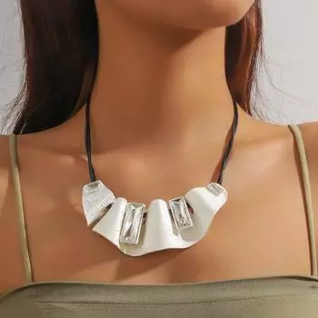 Модное и атмосферное европейское и американское женское короткое ожерелье на ключицу из металлической кожи и страз серый