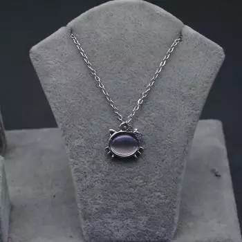 Модное ожерелье с подвеской в виде кабошона из кошачьего глаза и розовым цирконом. Идеальный аксессуар для повседневной носки или вечеринок.