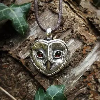 Модное ожерелье в стиле панк с серебряной совой и камнем в форме сердца