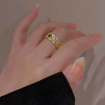 Модное ретро-кольцо с изумрудно-зеленым драгоценным камнем в изысканном стиле — потрясающее заявление