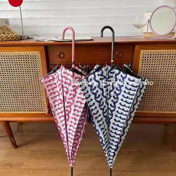 Модное синее улыбающееся лицо очень подходит для фотосъемки.. Солнцезащитный козырек в корейском стиле с солнечным зонтиком с длинной ручкой и ветром.