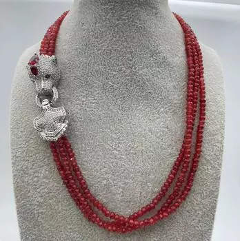 Модное трехрядное колье с красными камнями размером 2х4 мм.