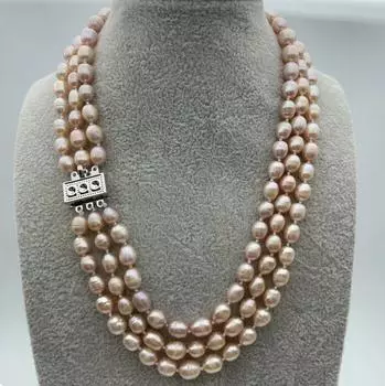 Модное трехрядное жемчужное ожерелье натурального бежевого, розового, фиолетового цвета.