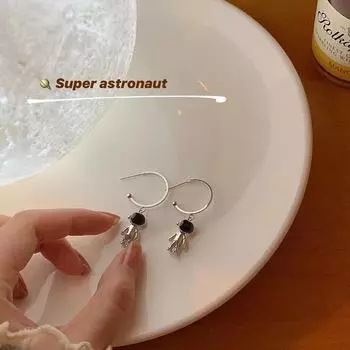 Модные асимметричные серьги-астронавты с милым и стильным дизайном Astronaut