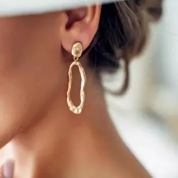 Модные асимметричные серьги для женщин золотой