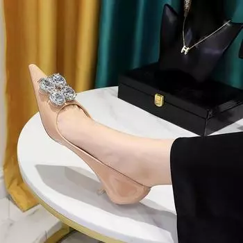 Модные банкетные женские туфли на тонком каблуке, средний каблук, тонкая лакированная кожа, светлый носок, заостренный носок, металлические стразы, одинарные туфли 34 чёрный