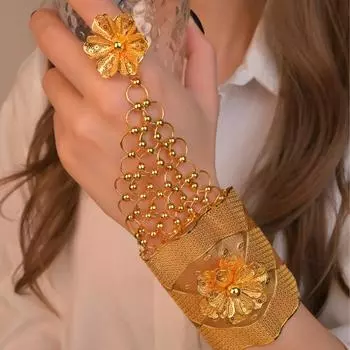 Модные браслеты для женщин. Ювелирные изделия. золотой