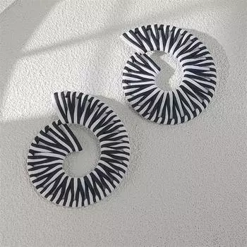 Модные черно-белые полосатые серьги-кольца для женщин чёрный