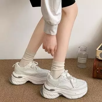 Модные и модные белые туфли на небольшой платформе, подчеркивающие стопу, женские туфли 2025 года, увеличивающие рост и легкие спортивные туфли 35